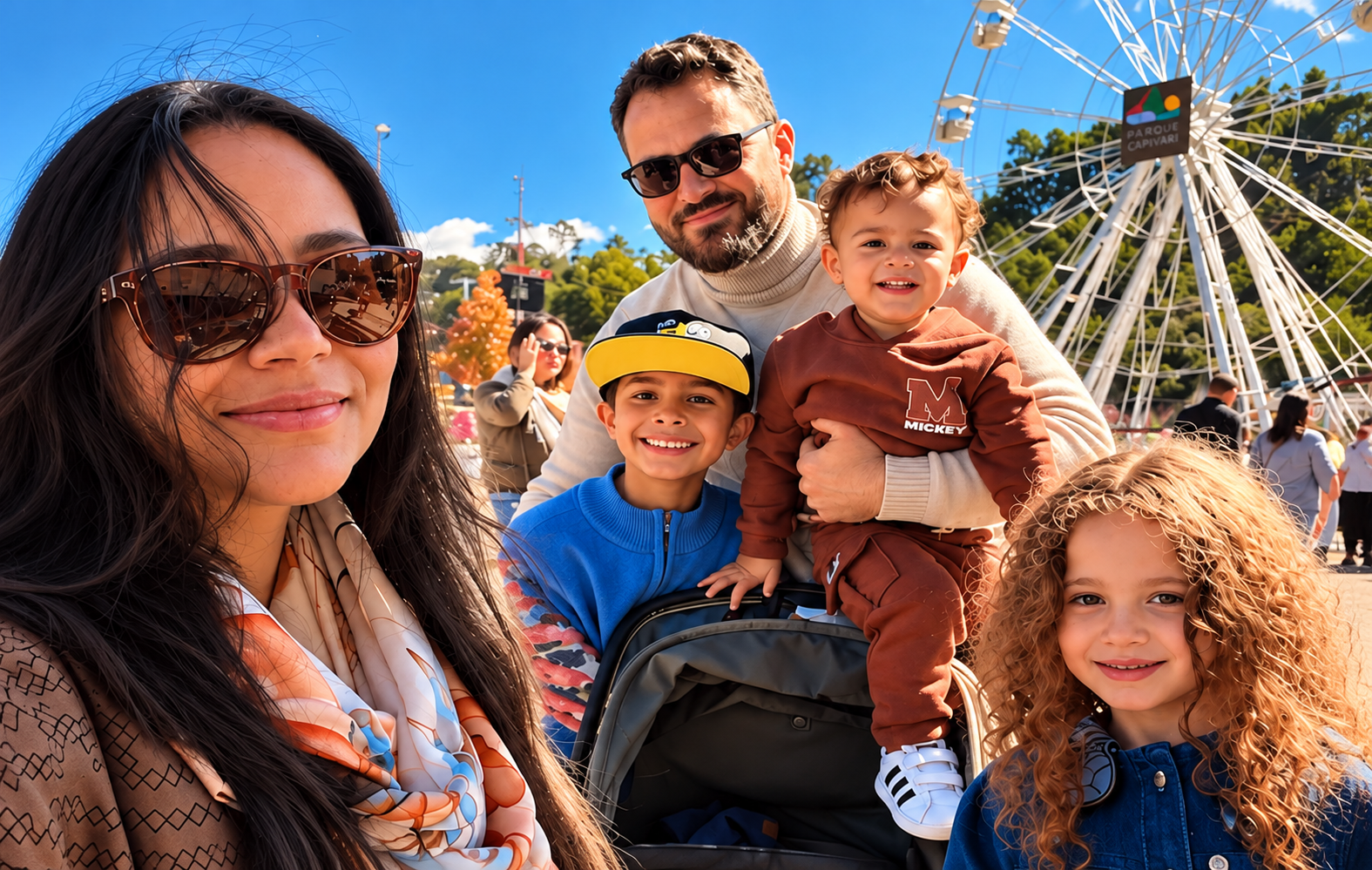Ricardo Lima e sua esposa com os três filhos em um passeio em família.